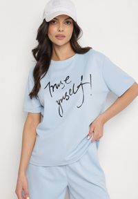 Born2be - Jasnoniebieski T-shirt z Ozdobnym Nadrukiem z Brokatem Tenesia. Okazja: na co dzień. Kolor: niebieski. Materiał: jeans, materiał. Wzór: nadruk. Styl: klasyczny, elegancki, casual