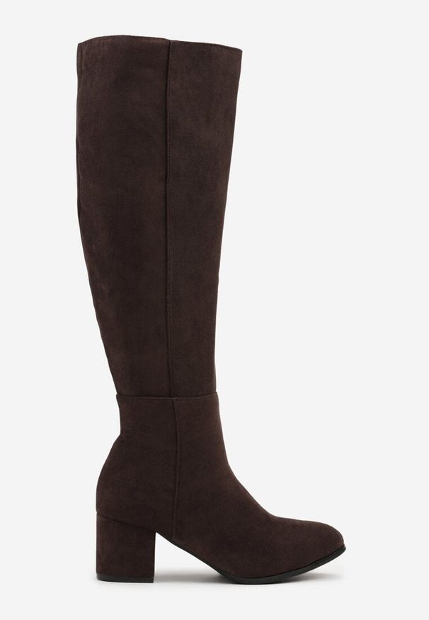 Renee - Brązowe Kozaki Vices z Imitacji Zamszu na Niskim Obcasie Typu Słupek Ilovea. Okazja: na co dzień, na imprezę. Kolor: brązowy. Materiał: zamsz. Obcas: na obcasie. Styl: casual. Wysokość obcasa: niski