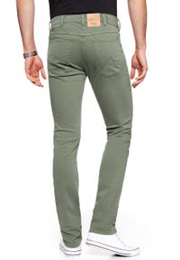 Wrangler - WRANGLER SPODNIE MĘSKIE LARSTON DUSTY OLIVE W18SDV65M. Materiał: jeans