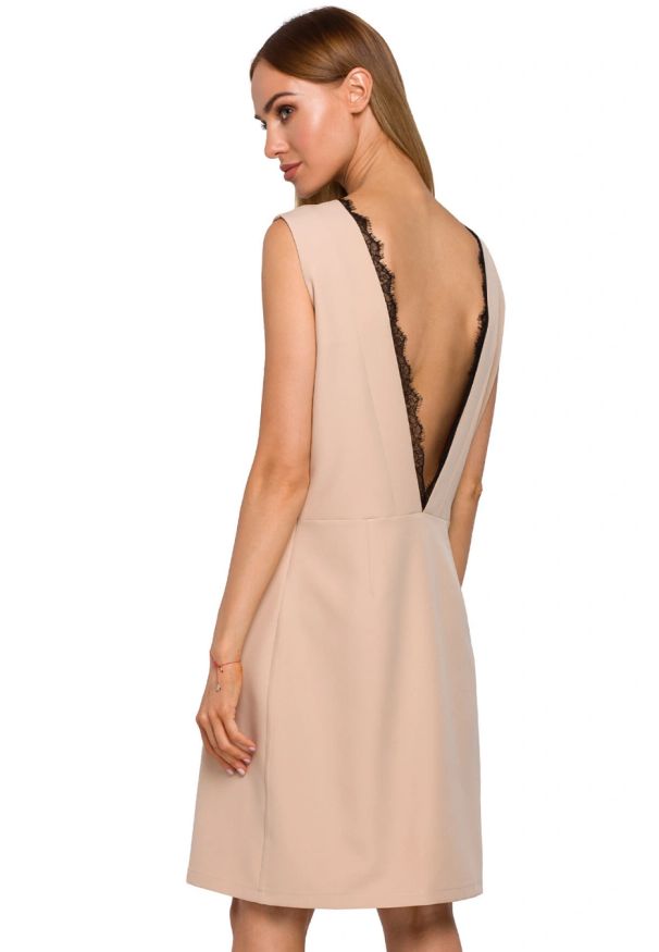 Sukienki.shop - Sukienka o prostym fasonie z dekoltem na plecach beżowy. Okazja: na studniówkę, na ślub cywilny, na wesele, na imprezę. Typ kołnierza: dekolt w kształcie V, dekolt na plecach. Kolor: beżowy. Wzór: gładki, aplikacja, koronka. Typ sukienki: proste. Materiał: tkanina, elastan, materiał, poliester, koronka. Długość rękawa: bez rękawów. Styl: elegancki, klasyczny, wizytowy. Długość: mini
