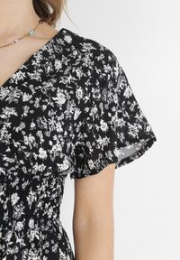 Born2be - Czarna Kwiecista Sukienka Mini z Wiskozy z Marszczoną Gumką w Pasie Catela. Kolor: czarny. Materiał: wiskoza. Długość rękawa: krótki rękaw. Wzór: kwiaty. Sezon: wiosna, lato. Typ sukienki: kopertowe, rozkloszowane. Długość: mini #3