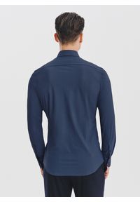 Pako Lorente - PAKO LORENTE – Granatowa dzianinowa koszula w jodełkę. Typ kołnierza: kołnierzyk klasyczny. Kolor: niebieski. Materiał: dzianina. Długość rękawa: długi rękaw. Długość: długie. Wzór: jodełka. Styl: klasyczny #4