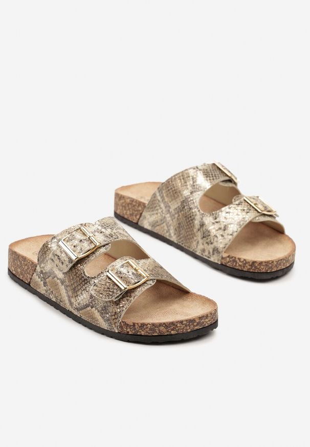 Renee - Złote Klapki na Podeszwie z Imitacji Korka Zdobione Sprzączkami Virlevia. Kolor: złoty. Materiał: jeans. Wzór: aplikacja. Sezon: lato. Styl: boho