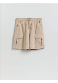 Reserved - Szorty cargo - beżowy. Kolor: beżowy. Materiał: bawełna, dzianina