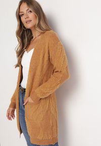 Born2be - Ciemnobeżowy Puszysty Kardigan Niezapinany Heliture. Kolekcja: plus size. Kolor: brązowy. Materiał: dzianina. Długość rękawa: długi rękaw. Długość: długie #4