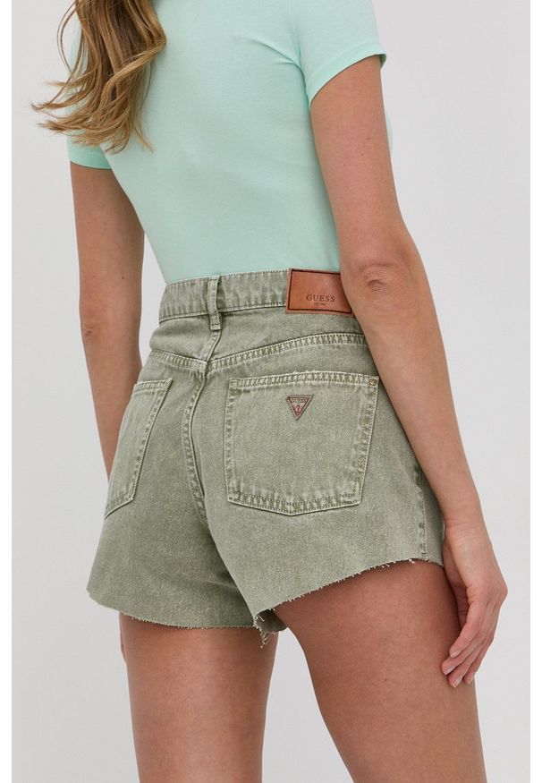 Guess szorty jeansowe damskie kolor zielony gładkie medium waist. Okazja: na co dzień. Kolor: zielony. Materiał: jeans. Wzór: gładki. Styl: casual
