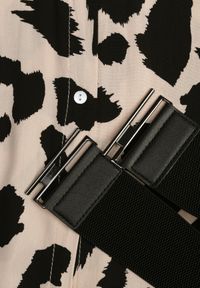 Born2be - Beżowo-Czarna Sukienka Koszulowa w Cętki z Paskiem Kalandra. Okazja: na spotkanie biznesowe. Typ kołnierza: dekolt w kształcie V. Kolor: beżowy. Materiał: materiał, wiskoza. Długość rękawa: długi rękaw. Typ sukienki: koszulowe. Styl: biznesowy #7