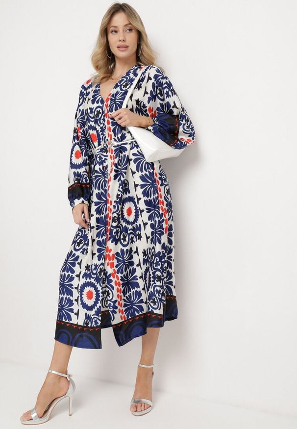 Born2be - Niebieska Satynowa Sukienka Pudełkowa z Rustykalnym Wzorem Xallilena. Kolor: niebieski. Materiał: satyna. Styl: elegancki