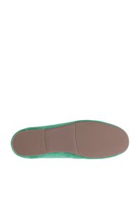 Wittchen - Damskie mokasyny zamszowe z tłoczoną klamrą zielone. Okazja: do pracy. Nosek buta: okrągły. Zapięcie: klamry. Kolor: zielony. Materiał: zamsz. Styl: elegancki
