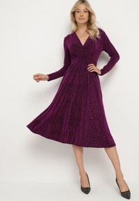 Born2be - Fioletowa Taliowana Sukienka z Wiskozą o Rozkloszowanym Kroju Zdobiona Metaliczną Nicią Mesinae. Okazja: do pracy, na spotkanie biznesowe. Typ kołnierza: dekolt w kształcie V. Kolor: fioletowy. Materiał: wiskoza. Długość rękawa: długi rękaw. Wzór: aplikacja. Typ sukienki: rozkloszowane. Styl: glamour, biznesowy, wizytowy, elegancki #6