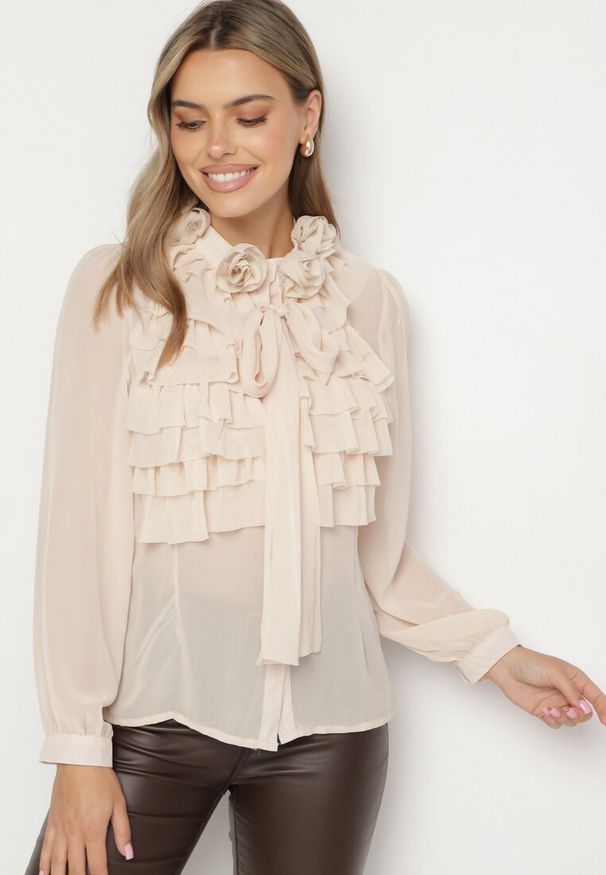 Born2be - Beżowa Koszula z Prześwitującego Materiału z Falbankami i Kwiatowymi Detalami Raitra. Okazja: na co dzień. Typ kołnierza: kołnierz z falbankami. Kolor: beżowy. Materiał: materiał. Wzór: kwiaty. Styl: klasyczny, casual, elegancki