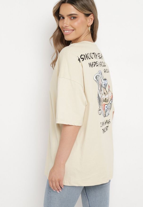 Born2be - Beżowy T-shirt Oversize z Bawełny Ozdobiony Napisem Ascadia. Kolor: beżowy. Materiał: bawełna. Wzór: napisy, aplikacja
