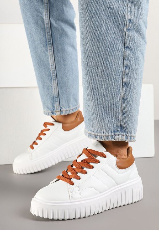 Renee - Biało-Brązowe Sneakersy na Platformie Ozdobionej Tłoczonej Zdivona. Okazja: na co dzień. Zapięcie: sznurówki. Kolor: biały. Wzór: aplikacja. Obcas: na platformie