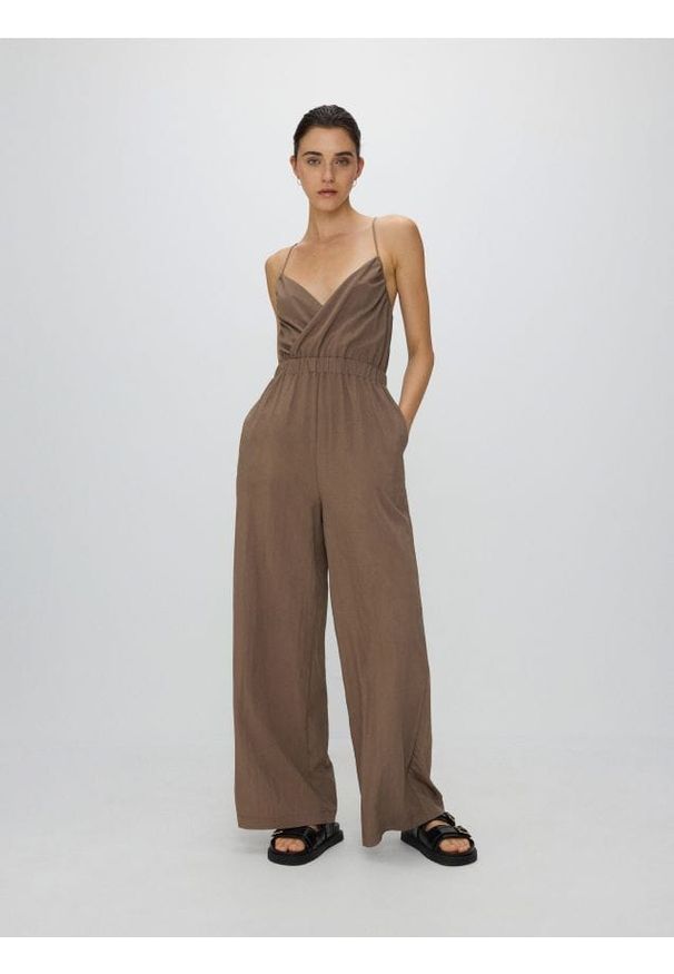 Reserved - Kopertowy kombinezon z wiskozą - brązowy. Kolor: brązowy. Materiał: wiskoza. Typ sukienki: kopertowe