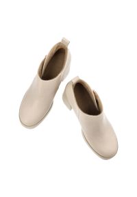 Beżowe Botki Armodo Modne Buty Na Obcasie. Okazja: na co dzień. Zapięcie: zamek. Kolor: beżowy. Materiał: skóra. Obcas: na obcasie. Styl: casual, elegancki. Wysokość obcasa: średni #6