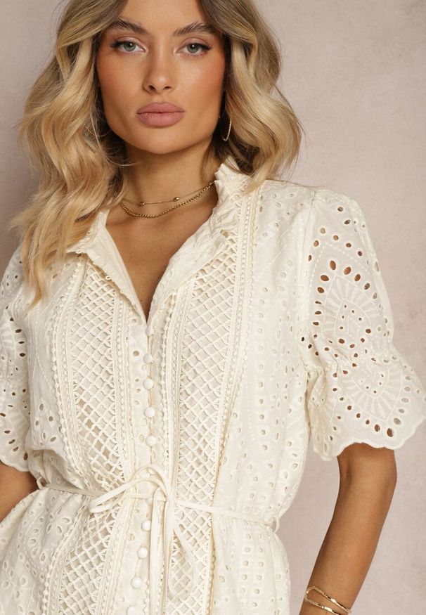 Renee - Jasnobeżowa Sukienka Boho z Bawełny Ozdobiona Ażurowym Wzorem Falbaną i Przewiązana Paskiem Nelah. Okazja: na co dzień, na imprezę. Kolor: beżowy. Materiał: bawełna. Wzór: aplikacja, ażurowy. Typ sukienki: proste. Styl: boho