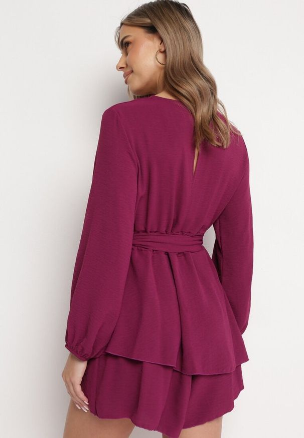 Born2be - Fioletowa Kopertowa Sukienka Kombinezon Mini z Falbanką Bomina. Typ kołnierza: kołnierz z falbankami. Kolor: fioletowy. Materiał: materiał. Typ sukienki: kopertowe. Długość: mini