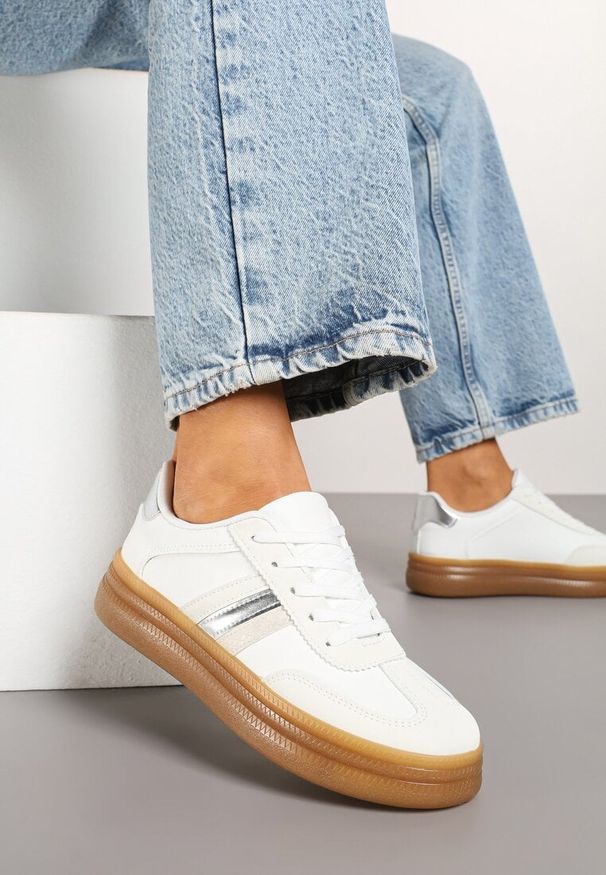 Renee - Białe Sneakersy w Stylu Tenisówek Ozdobione Metaliczną Aplikacją Tihanor. Okazja: na co dzień. Nosek buta: okrągły. Zapięcie: sznurówki. Kolor: biały. Materiał: jeans. Wzór: aplikacja
