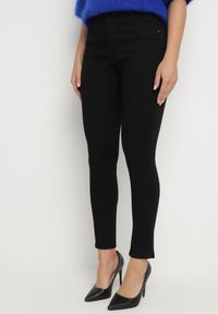 Born2be - Czarne Spodnie o Kroju Skinny z Regularnym Stanem Mendria. Okazja: na co dzień. Kolor: czarny. Styl: klasyczny, casual, elegancki