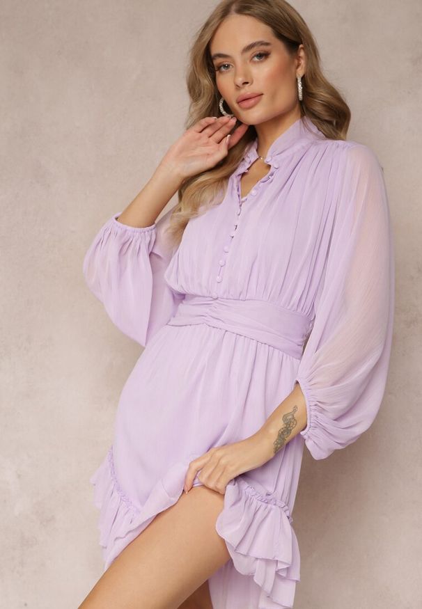 Renee - Fioletowa Sukienka Mini z Ozdobnymi Guzikami i Rękawem 3/4 Parissa. Okazja: na co dzień. Kolor: fioletowy. Materiał: materiał. Styl: casual. Długość: mini