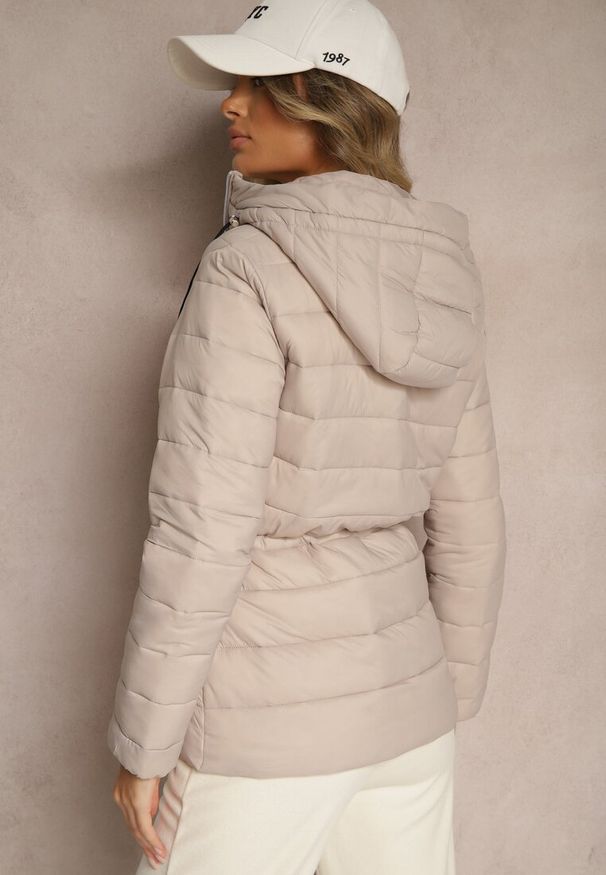 Renee - Beżowa Kurtka z Kapturem Ozdobiona Pikowaniem i Sznurkami Zaimara. Typ kołnierza: kaptur. Kolor: beżowy. Materiał: jeans. Wzór: aplikacja. Styl: elegancki