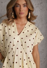 Renee - Żółta Bluzka Bawełniana w Groszki Oversize Jeniera. Okazja: na co dzień. Typ kołnierza: dekolt w serek. Kolor: żółty. Długość: krótkie. Wzór: grochy. Materiał: bawełna. Długość rękawa: krótki rękaw. Sezon: wiosna, lato. Styl: retro, casual #4