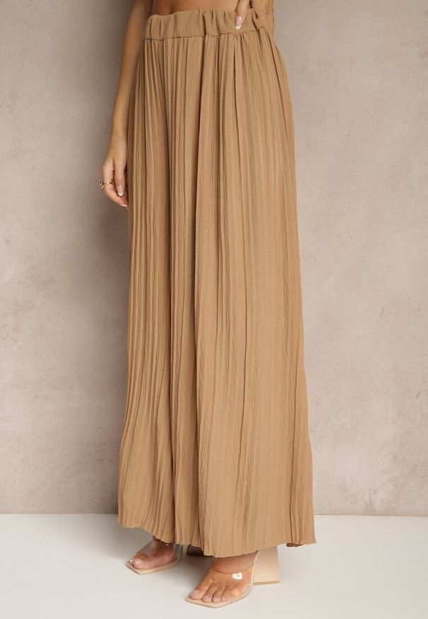 Renee - Jasnobrązowy Komplet Spodnie o Szerokim Kroju i Bluzka z Usztywnioną Linią Ramion Nilamira. Kolor: brązowy