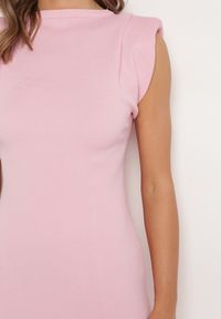 Born2be - Różowa Sukienka Bodycon z Prążkowanej Dzianiny z Rozcięciem Roleria. Okazja: na co dzień. Kolor: różowy. Materiał: dzianina, prążkowany. Długość rękawa: bez rękawów. Typ sukienki: bodycon. Styl: casual, elegancki #5
