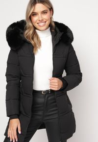 Born2be - Czarna Kurtka w Geometryczne Pikowanie z Kapturem i Futerkiem Bellinae. Okazja: na co dzień. Typ kołnierza: kaptur. Kolor: czarny. Materiał: futro. Wzór: geometria. Styl: klasyczny, casual #2