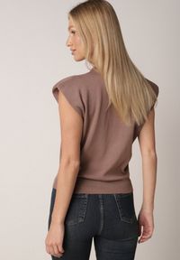 Born2be - Brązowa Wiskozowa Bluzka Sweterkowa z Usztywnionymi Ramionami i Kołnierzykiem Katano. Okazja: na co dzień. Kolor: brązowy. Materiał: wiskoza. Wzór: aplikacja. Styl: casual, elegancki, klasyczny #3