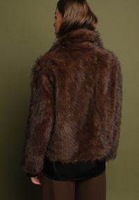 Born2be - Brązowa Kurtka Futerko z Ozdobnym Kołnierzem Devrenna. Okazja: na co dzień. Kolor: brązowy. Materiał: futro. Sezon: zima. Styl: klasyczny, casual, elegancki #3