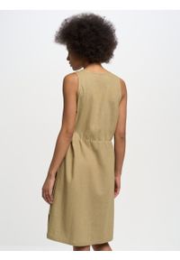 Big-Star - Lniana sukienka damska khaki Athena 303. Typ kołnierza: dekolt w serek. Kolor: zielony. Materiał: len. Wzór: aplikacja. Sezon: lato
