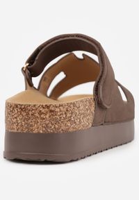 Born2be - Brązowe Casualowe Klapki na Rzep na Platformie Zdobione Imitacją Korka Malimeni. Okazja: na co dzień. Kolor: brązowy. Materiał: jeans, len. Wzór: aplikacja. Sezon: lato. Obcas: na platformie. Styl: casual #7