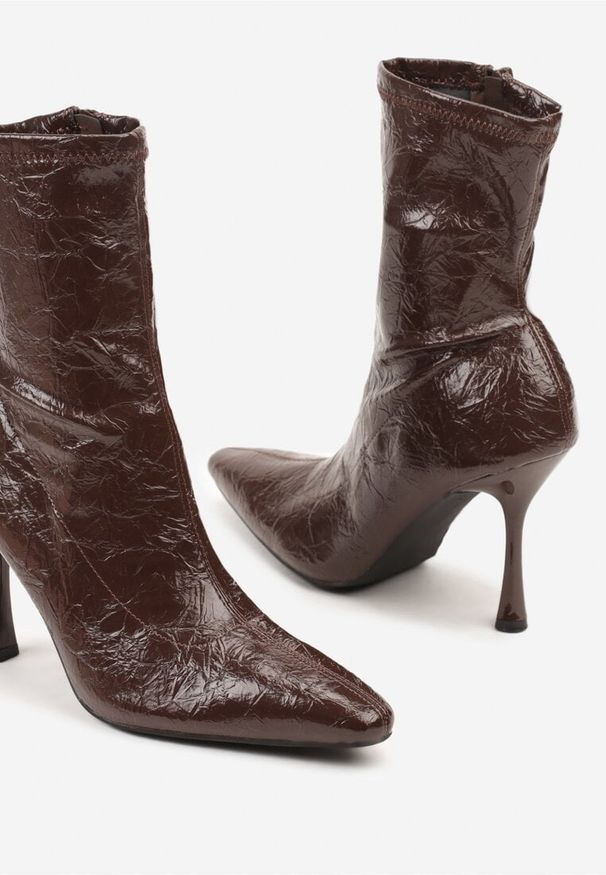 Renee - Brązowe Tłoczone Botki do Kostki Vices na Szpilce w Eleganckim Stylu Tadvire. Okazja: na imprezę, na randkę. Kolor: brązowy. Materiał: satyna. Obcas: na szpilce. Styl: elegancki