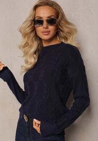 Renee - Granatowy Warkoczowy Sweter z Długim Rękawem i Ściągaczami Kaviss. Kolor: niebieski. Materiał: dzianina. Długość rękawa: długi rękaw. Długość: długie. Wzór: ze splotem. Styl: klasyczny #5