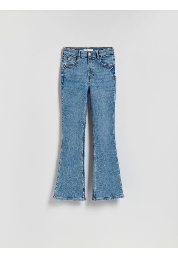 Reserved - Jeansy flare z krótszą nogawką - niebieski. Kolor: niebieski. Długość: krótkie