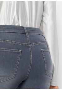 bonprix - Jeansy skinny z niskim stanem, z nadrukiem gwiazdek. Stan: obniżony. Kolor: niebieski. Wzór: nadruk #2