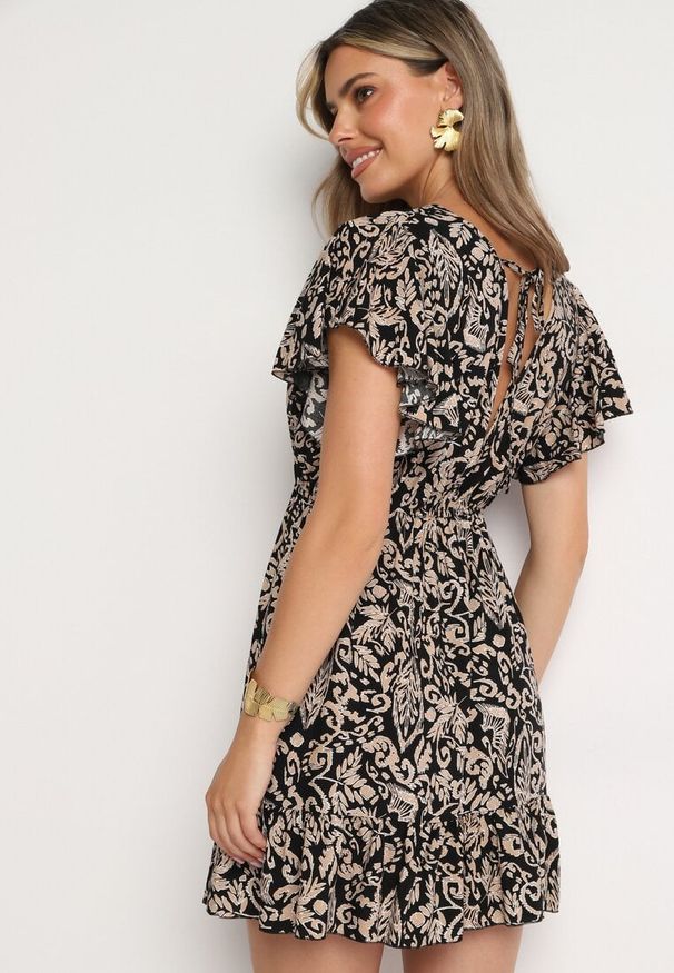Born2be - Czarno-Beżowa Rozkloszowana Bawełniana Sukienka z Gumką w Talii i Falbanami Nelsea. Okazja: na co dzień, na randkę. Typ kołnierza: dekolt w kształcie V. Kolor: czarny. Materiał: bawełna. Długość rękawa: krótki rękaw. Typ sukienki: rozkloszowane. Styl: casual, wizytowy