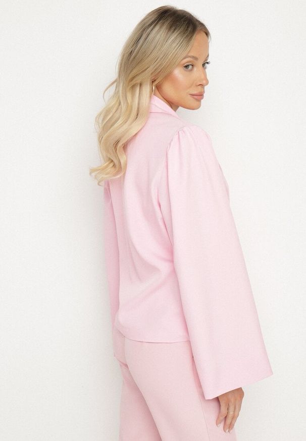 Born2be - Różowa Marynarka z Szerokimi Rękawami i Asymetrycznym Wiązaniem Sanessia. Kolor: różowy. Materiał: jeans. Styl: elegancki