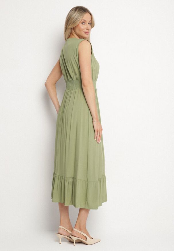 Born2be - Zielona Wiskozowa Sukienka o Kopertowym Kroju z Falbanką Uliria. Kolor: zielony. Materiał: wiskoza. Typ sukienki: kopertowe. Styl: elegancki