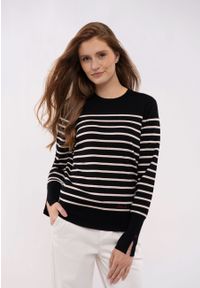 Volcano - Sweter w paski S-KOMI. Kolor: czarny. Materiał: poliester, skóra, wiskoza, dzianina. Wzór: paski. Styl: klasyczny #1
