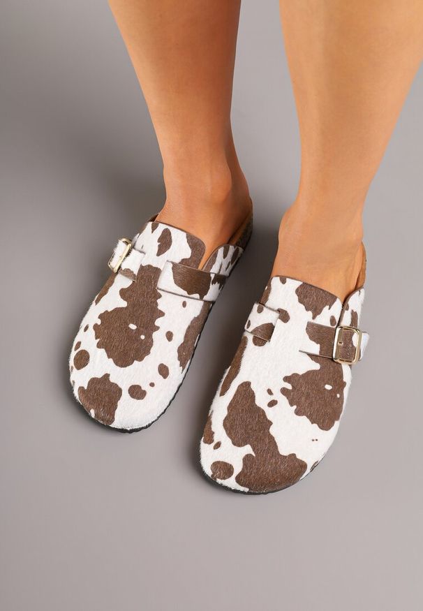 Born2be - Brązowe Klapki Mule Zdobione Wzorem w Łaty Nirindee. Okazja: na co dzień, na imprezę, na spacer. Kolor: brązowy. Materiał: len, jeans. Wzór: aplikacja. Sezon: lato. Styl: klasyczny, elegancki, casual