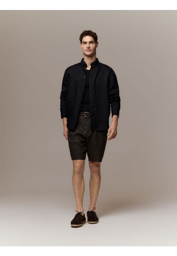 Reserved - Lniane szorty regular fit - ciemnozielony. Kolor: zielony. Materiał: len