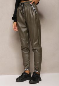 Renee - Ciemnozielone Spodnie z Imitacji Skóry z Gumką w Talii Kadni. Kolor: zielony. Materiał: polar #4
