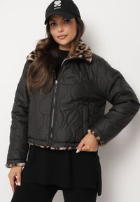 Born2be - Czarna Pikowana Kurtka Dwustronna ze Stójką i Ściągaczem z Futerkiem w Panterkę Cesila. Okazja: na co dzień. Typ kołnierza: kołnierzyk stójkowy. Kolor: czarny. Materiał: futro. Długość rękawa: długi rękaw. Długość: długie. Wzór: motyw zwierzęcy. Styl: casual, klasyczny #1