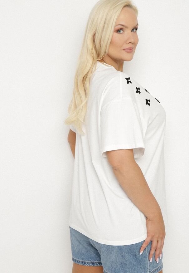 Born2be - Biały T-shirt z Bawełny Ozdobiony Cyrkoniami i Haftami Firarette. Okazja: na co dzień. Kolor: biały. Materiał: bawełna. Wzór: aplikacja, haft. Styl: klasyczny, casual
