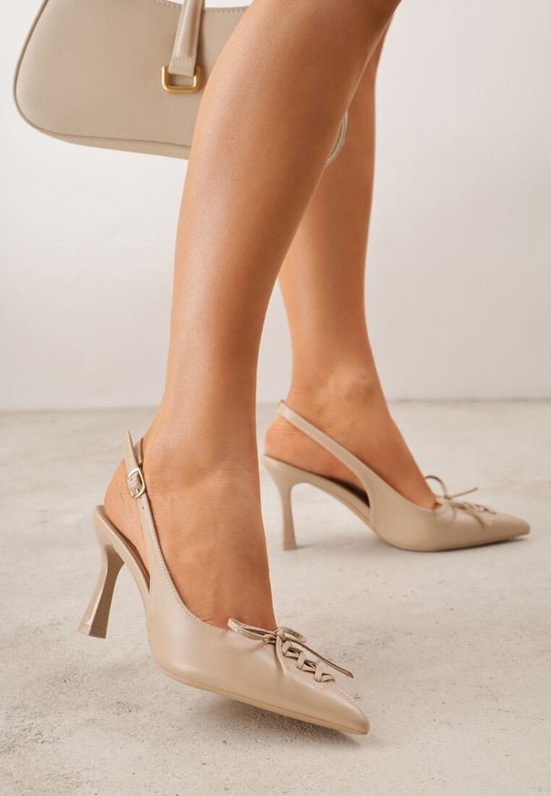 Renee - Ciemnobeżowe Szpilki Slingback VICES Zdobione Gorsetowym Wiązaniem z Kokardą Azimuna. Okazja: na co dzień. Kolor: beżowy. Materiał: jeans, koronka. Wzór: aplikacja. Obcas: na szpilce. Styl: casual, elegancki