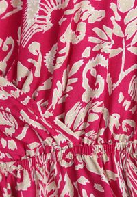 Renee - Fuksjowa Sukienka z Bawełny o Rozkloszowanym Kroju Ozdobiona Falbanami i Gumką w Talii Neliaura. Okazja: na co dzień, na imprezę. Typ kołnierza: dekolt w kształcie V. Kolor: różowy. Materiał: bawełna. Wzór: aplikacja. Sezon: lato. Typ sukienki: proste, rozkloszowane. Styl: elegancki, casual #6