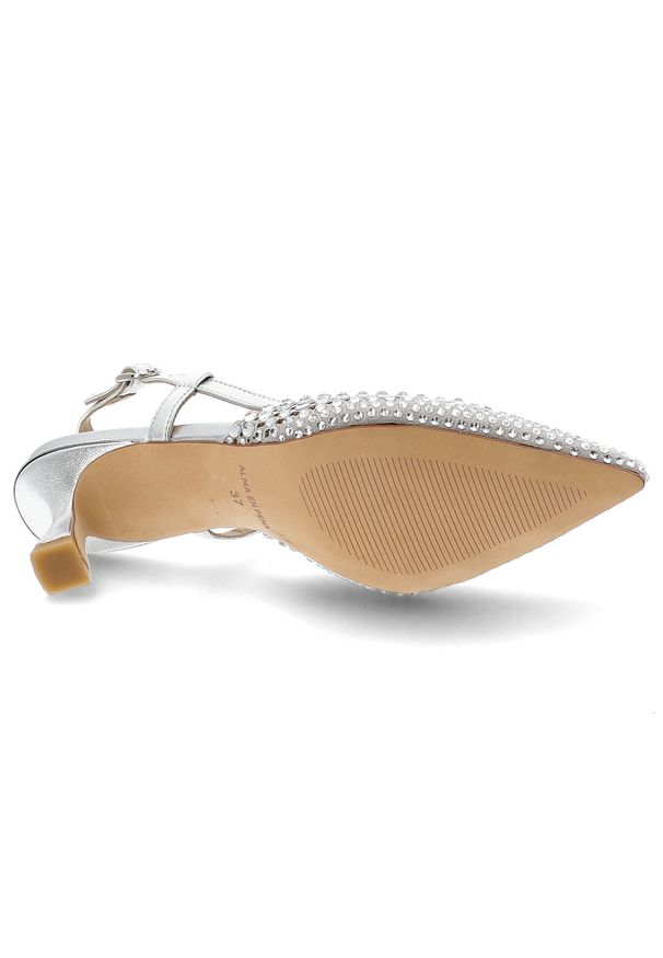 Czółenka damskie Alma En Pena, skóra naturalna ażurowa cholewka ozdobne kryształki pasek z regulacją smukły nosek elegancki obcas, srebrne, V261855. Okazja: na ślub cywilny, na wesele, na imprezę. Zapięcie: pasek. Kolor: srebrny. Szerokość cholewki: normalna. Wzór: ażurowy. Materiał: skóra. Obcas: na obcasie. Styl: elegancki. Wysokość obcasa: średni