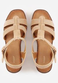 Renee - Ciemnobeżowe Sandały VICES na Słupku i Platformie z Geometrycznymi Paskami Undilis. Okazja: na co dzień. Zapięcie: pasek. Kolor: beżowy. Materiał: jeans. Wzór: geometria. Obcas: na platformie. Styl: casual, boho #5